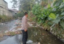 Polsek Ciomas Bersama Instansi Terkait Di Bantu Warga Evakuasi Terkait Penemuan Mayat di Bantaran Sungai Dekat Pondok Pesantren di Ciomas