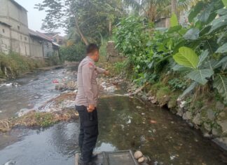 Polsek Ciomas Bersama Instansi Terkait Di Bantu Warga Evakuasi Terkait Penemuan Mayat di Bantaran Sungai Dekat Pondok Pesantren di Ciomas