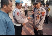 Kapolsek Parung Tindak Lanjuti Instruksi Pimpinan Pada Kegiatan Apel Pagi Lakukan Pengecekan HP Terhadap Anggota Polsek Parung