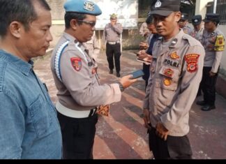 Kapolsek Parung Tindak Lanjuti Instruksi Pimpinan Pada Kegiatan Apel Pagi Lakukan Pengecekan HP Terhadap Anggota Polsek Parung