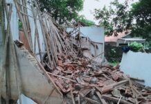 Polsek Ciomas Bersama Instansi Dan Masyarakat Evakuasi Ambruknya Musholla Satu Orang Terluka Berat