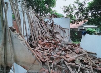 Polsek Ciomas Bersama Instansi Dan Masyarakat Evakuasi Ambruknya Musholla Satu Orang Terluka Berat