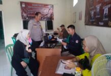 Bhabinkamtibmas Wilayah Hukum Polsek Ciampea Sambang Warga Berikan Pesan Kamtibmas