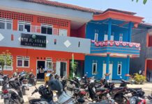Kepsek minta 50 % untuk ambil SKL ( surat kelulusan ) dari tunggakan Admin.
