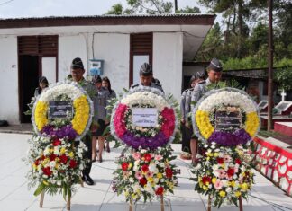 Kalapas Kelas IIB Siborongborong Krisman Ziliwu Pimpin Upacara Tabur Bunga Di Taman Makam Pahlawan Tarutung