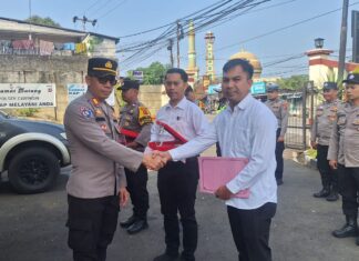 Kapolsek Caringin Rutin Memberikan Reward Kepada Anggotanya Yang Memiliki Kinerja Baik Untuk Kesatuan