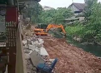 Ironis,,!! PT Intec di Duga Telah Ambil Setengah Badan Sungai Cirarab