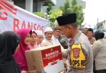 Dzuhur Berjamaah, Kapolres Serahkan Bantuan Sembako dan Renovasi Masjid di Pondok Arum Tangerang