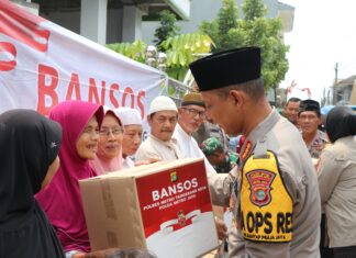 Dzuhur Berjamaah, Kapolres Serahkan Bantuan Sembako dan Renovasi Masjid di Pondok Arum Tangerang