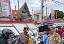 Dalam Rangka HUT Lantas Polres Taput Bagikan Helm Ke Sejumlah Pengendara Sepeda Motor.