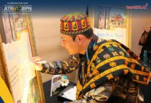 Tandatangani Lukisan untuk Sampul Buku “Cerita Tanah Ulayat Hari Ini”, Menteri AHY: Terus Perjuangkan Hak dan Kesejahteraan Masyarakat Adat