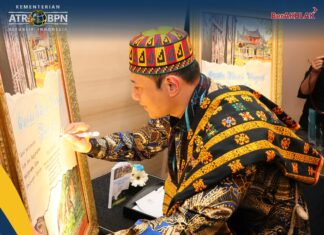 Tandatangani Lukisan untuk Sampul Buku “Cerita Tanah Ulayat Hari Ini”, Menteri AHY: Terus Perjuangkan Hak dan Kesejahteraan Masyarakat Adat