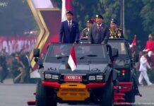 Momen Jokowi Bareng Prabowo Naik Maung Cek Pasukan di Mako Brimob