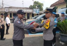 Kapolsek Caringin Berikan Reward Kepada Anggotanya Yang Memiliki Kinerja Baik