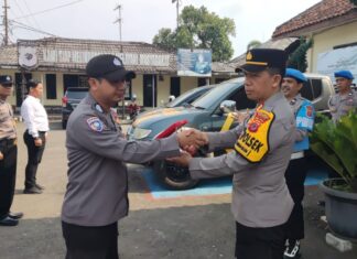 Kapolsek Caringin Berikan Reward Kepada Anggotanya Yang Memiliki Kinerja Baik