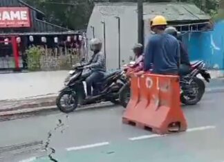 Miris, Akibat Galian Sabungan Pipa TB, Jalan KS Tubun Hampir Ambruk.