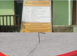Proyek Rekontruksi Jalan Ciapus-Sukamantri Belum Dilalui Kendaraan Sudah Retak