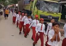 Rekannya Terlindas Truk Tanah, Puluhan Siswa SD Gelar Aksi di Jalan Raya Salembaran Kosambi