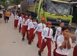 Rekannya Terlindas Truk Tanah, Puluhan Siswa SD Gelar Aksi di Jalan Raya Salembaran Kosambi