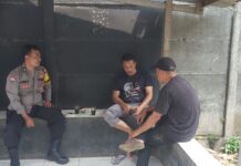 Bhabinkamtibmas Polsek Klapanunggal Giat COOLING Sistem Sambang Dengan Ketua RT Desa Kembangkuning