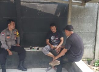 Bhabinkamtibmas Polsek Klapanunggal Giat COOLING Sistem Sambang Dengan Ketua RT Desa Kembangkuning