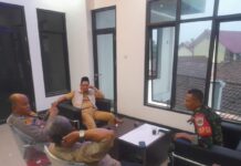 Kapolsek Kemang Bersama Danramil Camat Kemang Giat Cooling Sistem Pasca Pilkada 2024 ke Kepala Desa Jampang