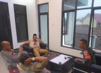 Kapolsek Kemang Bersama Danramil Camat Kemang Giat Cooling Sistem Pasca Pilkada 2024 ke Kepala Desa Jampang