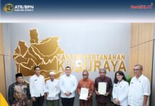 Kunjungi Kantah Kabupaten Kubu Raya, Wamen ATR/Waka BPN Serahkan Tiga Sertipikat Wakaf