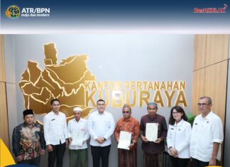 Kunjungi Kantah Kabupaten Kubu Raya, Wamen ATR/Waka BPN Serahkan Tiga Sertipikat Wakaf