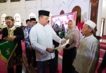 Kunjungi Provinsi Banten, Menteri Serahkan Sertipikat Wakaf hingga PTSL