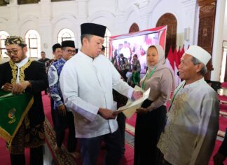 Kunjungi Provinsi Banten, Menteri Serahkan Sertipikat Wakaf hingga PTSL