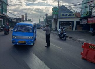 Anggota Polsek Ciampea Polres Bogor Giat Cooling Sistem Laksanakan Pengaturan lalulintas Cipta Kondisi Hindari Gangguan Kamtibmas