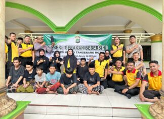 Libatkan Personel Gabungan, Polres Metro Tangerang Gerakan Bersih Masjid dan Musholla Jelang Ramadhan