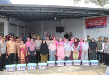 Peduli Bencana, Polri Serahkan Ratusan Paket Sembako kepada Warga Candulan, Cipondoh Kota Tangerang