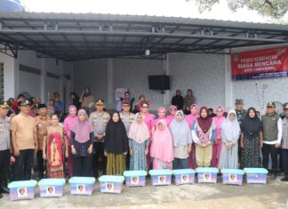 Peduli Bencana, Polri Serahkan Ratusan Paket Sembako kepada Warga Candulan, Cipondoh Kota Tangerang