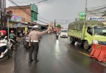 Anggota Polsek Ciampea Polres Bogor Laksanakan Kegiatan Cooling Sistem Melalui Pengaturan Lalulintas Jelang Masyarakat Berbuka Puasa Di Sore Hari