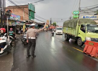 Anggota Polsek Ciampea Polres Bogor Laksanakan Kegiatan Cooling Sistem Melalui Pengaturan Lalulintas Jelang Masyarakat Berbuka Puasa Di Sore Hari