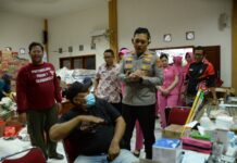 Kapolres Bogor Dan Jajaran Ketua Bahyangkari, Salurkan Bantuan Bansos Kepada Korban Banjir di Desa Bojong Ulir Gunung Putri