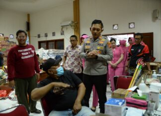 Kapolres Bogor Dan Jajaran Ketua Bahyangkari, Salurkan Bantuan Bansos Kepada Korban Banjir di Desa Bojong Ulir Gunung Putri