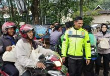 Peduli Ramadhan, Polres Metro Tangerang Kota Bagi-Bagi Ratusan Takjil ke masyarakat