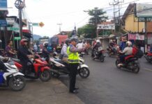 Personil Lantas Polsek Cibungbulang Urai Kemacetan Di Simpang Cibatok Cegah Laka Lantas Dibulan Suci Ramadhan