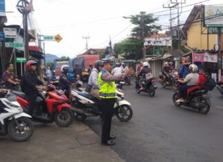 Personil Lantas Polsek Cibungbulang Urai Kemacetan Di Simpang Cibatok Cegah Laka Lantas Dibulan Suci Ramadhan