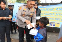 Polres Bogor Bagikan Takjil Dan Stiker “Mudik Aman Keluarga Nyaman” Dan Himbauan Layanan 24 Jam Call Center 110 Polres Bogor
