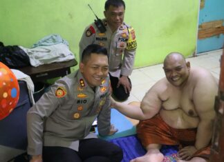 Kapolres Bogor Berikan Santunan Serta Dukungan Kepada Warga Penderita Obesitas Dibulan Suci Ramadhan 1446 H