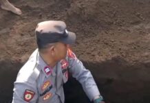 Anggota Polsek Buluspesantren Ikut Menggali Makam demi Bantu Sahabatnya
