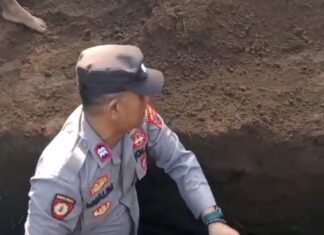 Anggota Polsek Buluspesantren Ikut Menggali Makam demi Bantu Sahabatnya