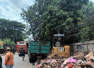 Rutinitas DLH Tangsel Gelar Operasi Bersih Berkala di Pasar Cimanggis