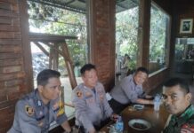 Bhabinkamtibmas Polsek Parung bersinergi dengan TNI menjalin kedekatan Dengan masyarakat Desa binaan