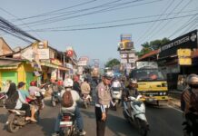 Anggota Polsek Ciampea Polres Bogor Laksanakan Kegiatan Pengaturan lalu lintas