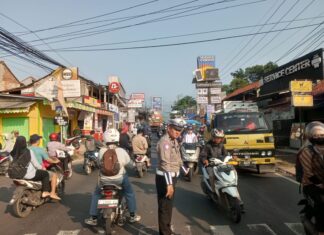 Anggota Polsek Ciampea Polres Bogor Laksanakan Kegiatan Pengaturan lalu lintas